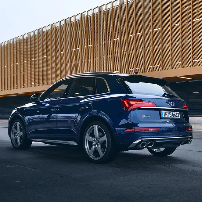 Side rear view Audi SQ5